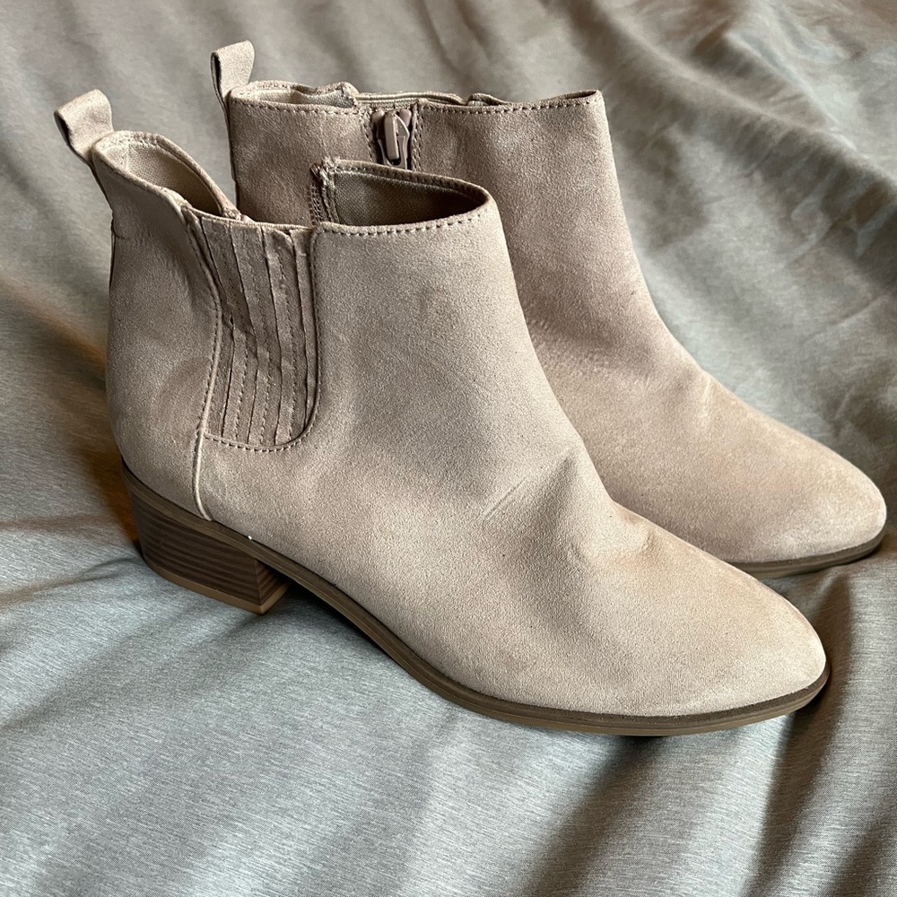 Old Navy Womens Size 8 Faux Beige Suede Ankle Boots with Zipper New With Tags